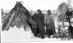 Cree_winisk_Dossier-ca-Creefamilyoutsidewinter tentca1936ArchivesDeschatelets_FondsMoosonee_Dossier Albany