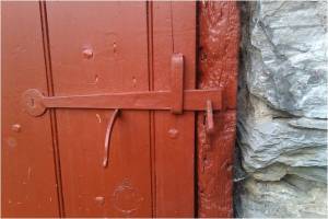 Shakers_03_RedDoorandLatch2